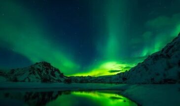 Aperçu des aurores boréales vertes lors d'une visite de l'Islande en voiture