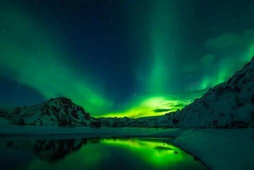 Aperçu des aurores boréales vertes lors d'une visite de l'Islande en voiture