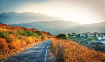 Petite route de Crète le long d'une ville