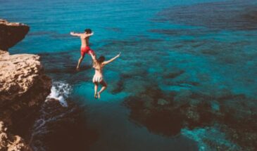 Homme et femme sautant à l'eau à Chypre