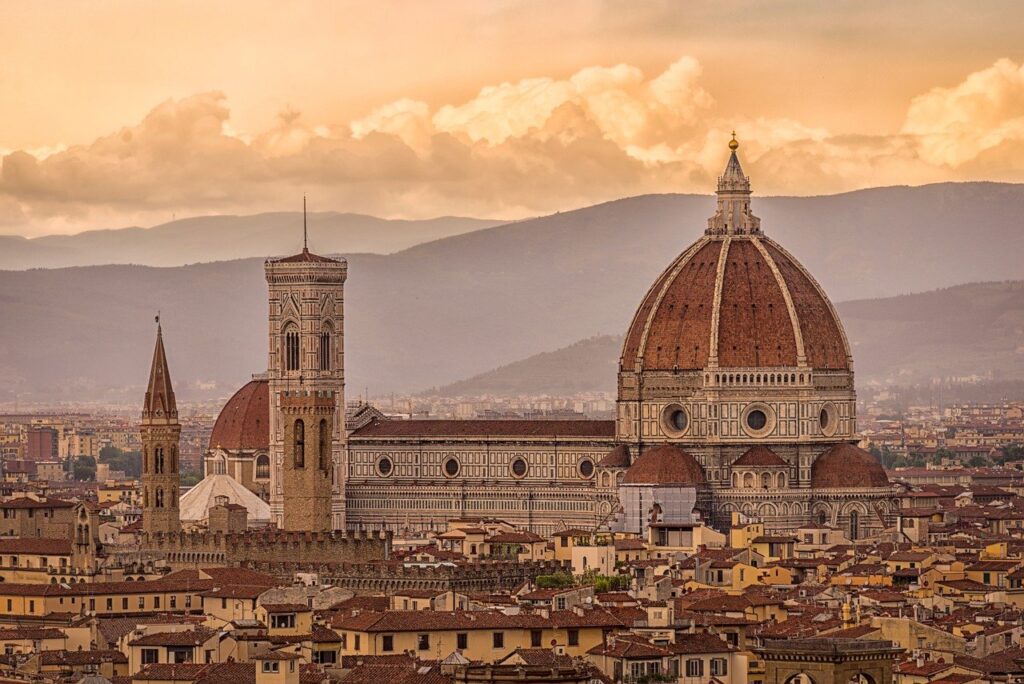 Vue sur la ville de Florence en Italie et des montagnes en fond