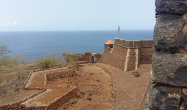 Vue sur le fort historique Santo Antão qui surplombe l'eau