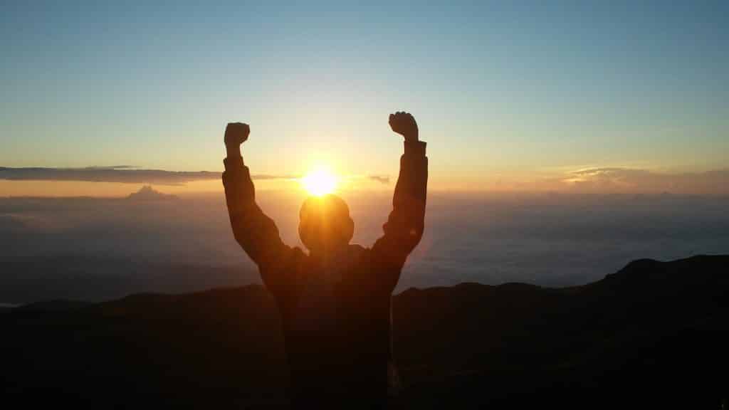 Trekking Oman : homme face au lever du soleil lors d'une randonnée à Oman