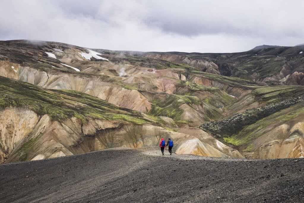 Deux personnes effectuant une randonnée en Islande dans les montagnes de Landmannalaugar