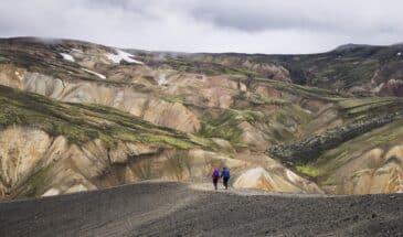 Deux personnes effectuant une randonnée en Islande dans les montagnes de Landmannalaugar