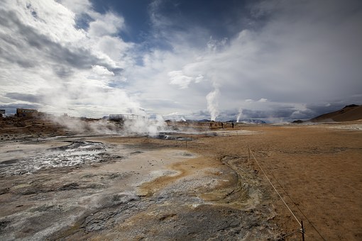 Visiter l'Islande : panorama des montagnes de Namaskard et de ses geysers