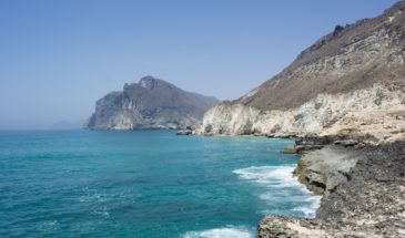 Trekking Oman : falaises au bord de la mer à Oman