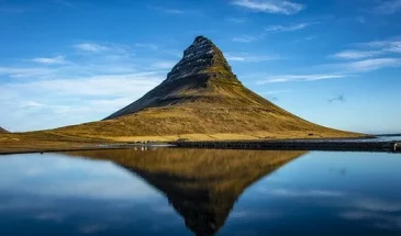 Reflet d'une montagne sur l'eau en Islande