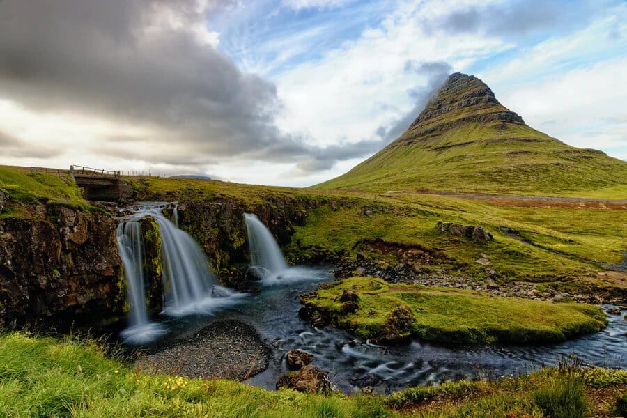 Reflet d'une montagne sur l'eau en Islande