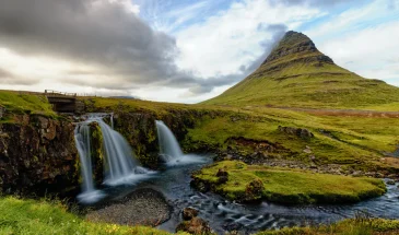 Vue sur une montagne d'Islande et des chutes d'eau