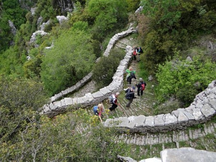 Personnes effectuant une randonnée en Crète à la découverte des ruines d'un château.