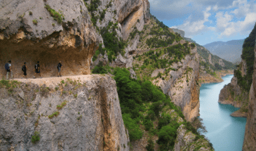 Sentier dans les falaises en Catalogne