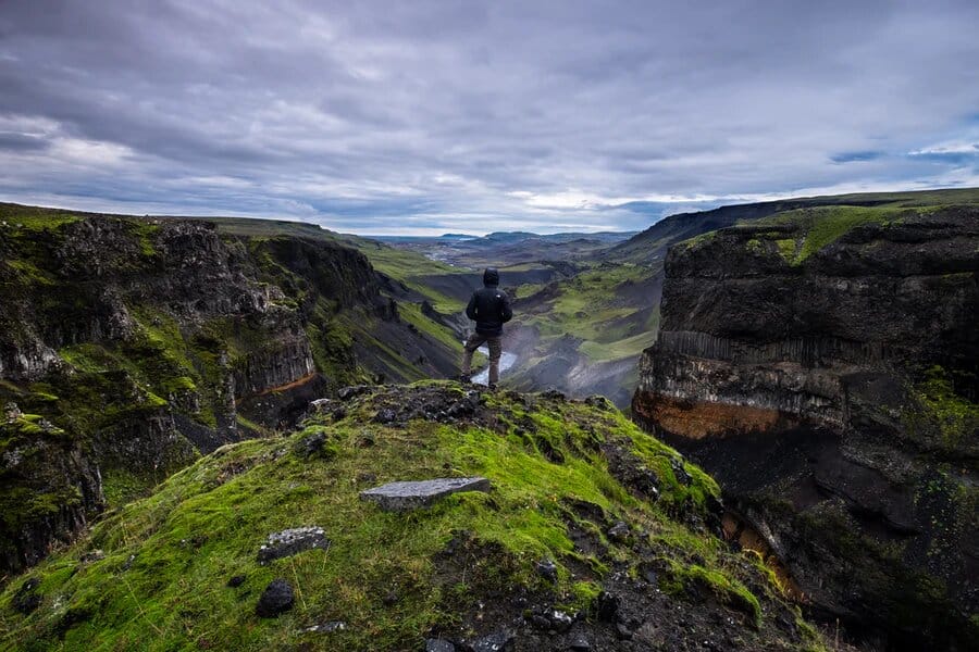 Panorama des montagnes pendant les randonnées en Islande