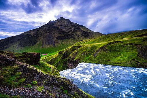 Montagnes et chutes d'eau islandaises