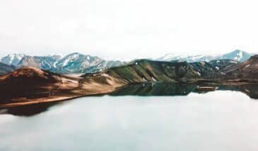 Vue en hauteur d'un lac de montagne en Islande