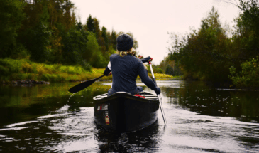 une randonneuse en kayak dans l'archipel de Stockholm