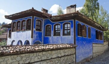 Maison bleue typique en Bulgarie