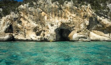 Grotte au bord de l'eau en Sardaigne