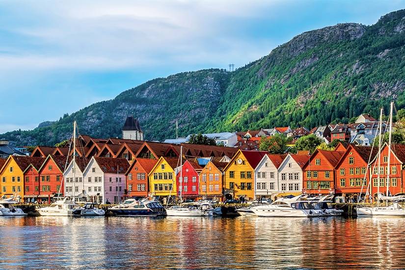 Maisons colorées de Bergen au pied de la montagne