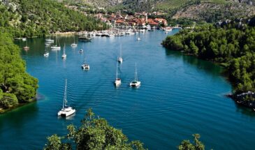 Îles de la Croatie : catamarans au port de Split