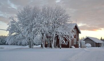 Chalet situé en plein de neige de Laponie en Suède