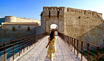 Chateau sicilien avec une femme sur le pont