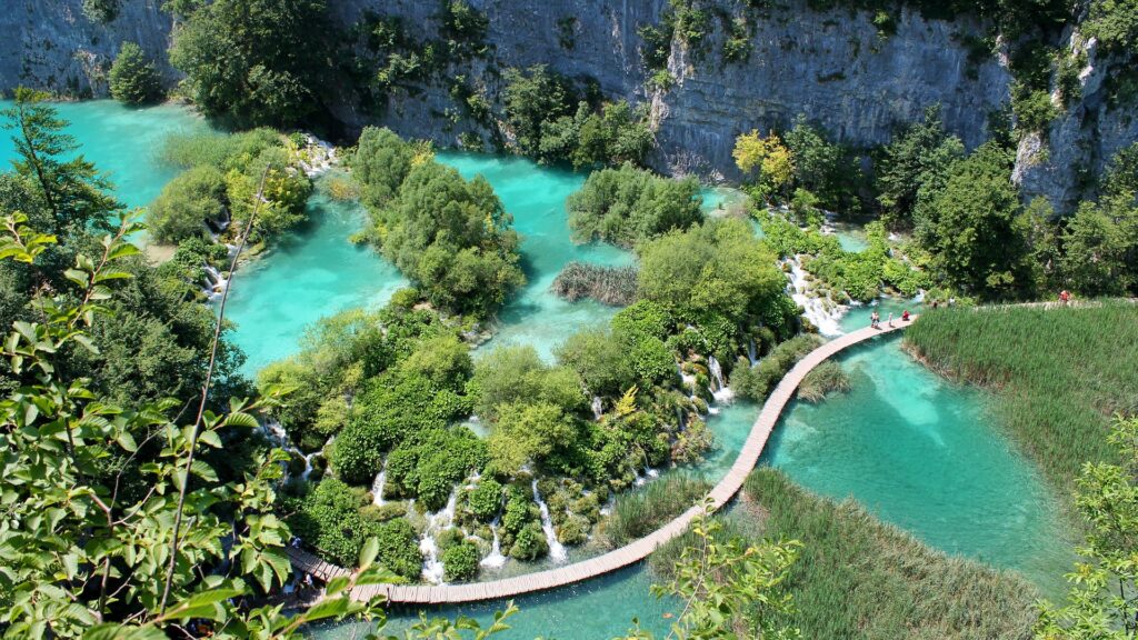 Randonnée en Croatie : vue en hauteur sur un circuit entres les lacs de Croatie
