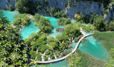 Randonnée en Croatie : vue en hauteur sur un circuit entres les lacs de Croatie
