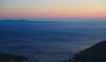 Vue panoramique sur la mer et son coucher de soleil lors d'un trek aux Cyclades