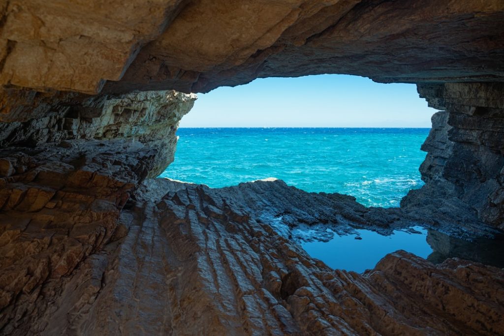 Vue sur la mer et ses eaux turquoises dans l'archipel des Cyclades