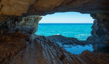Vue sur la mer et ses eaux turquoises dans l'archipel des Cyclades