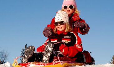 des enfants en activité sur la Piste de luge en Laponie en Suède