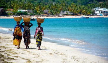 Les femmes en habits traditionnels se baladant sur une plage sur l'île africaine Cap-Vert