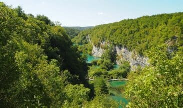 Vue sur les rivières et montagnes croates
