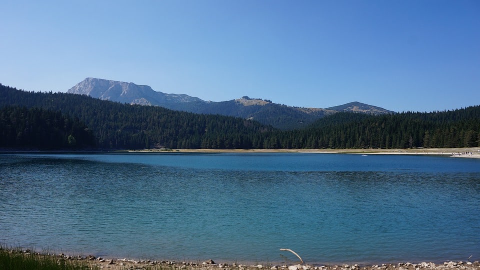 Le lac et les montagnes du Monténégro