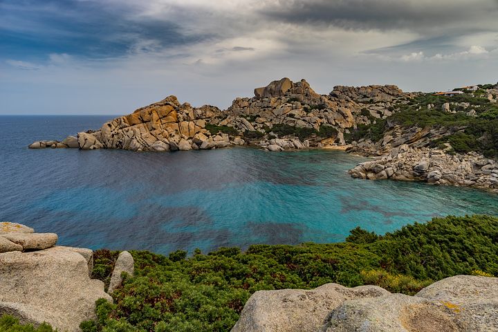 Panorama sur la mer et la montagne lors d'un trek en Sardaigne