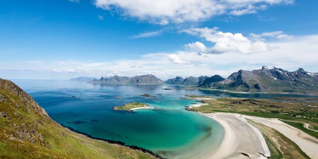La mer et les montagnes en arrière plan en Norvège
