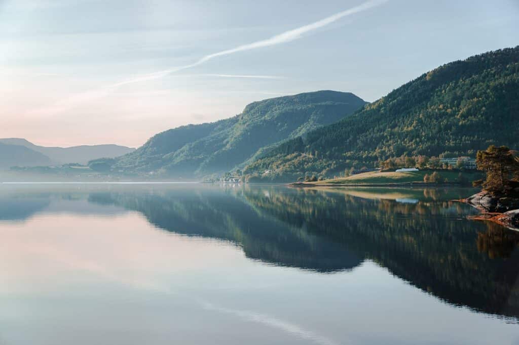 Paysage brumeux de Norvège avec une étendue d'eau et des montagnes