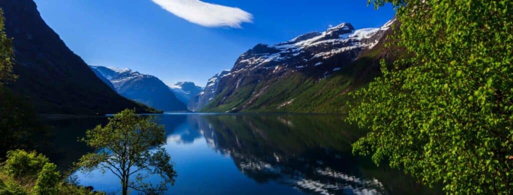 Vue panoramique sur un lac de montagne en Norvège