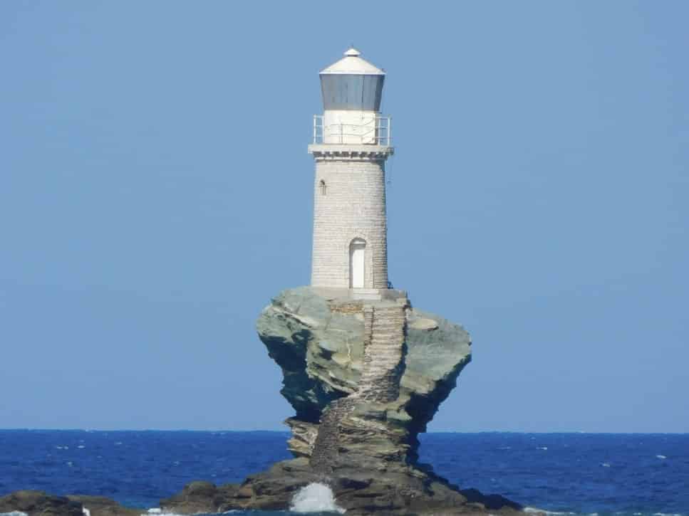 Phare blanc de l'ile d'Andros pendant une visite des Cyclades