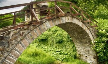 Excursions dans les Balkans: Un vieux Pont de Pierre Bulgarie avec la végétation qui l'entoure