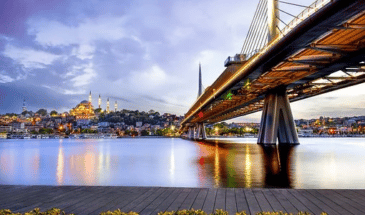 Pont illuminé le soir à Istanbul