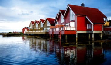 Petites maisonnettes typiques aperçues lors d'une balade en barque en Norvège