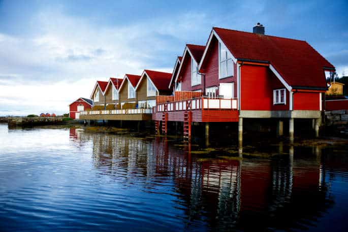 Petites maisonnettes typiques aperçues lors d'une balade en barque en Norvège