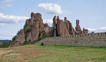 Randonnée Bulgarie: des randonneurs admirant la vue du paysage lors d'un voyage culturel