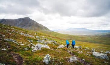 Deux randonneurs profitent d'une randonnée sportive sur la montagne de la Suède