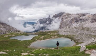 Lacs et montagnes dans les Dolomites