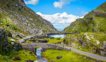 Pont en pierre en Irlande et randonneurs