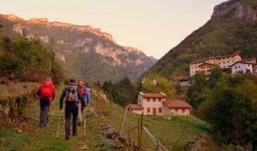 Trois randonneurs sur une montagne d'Italie