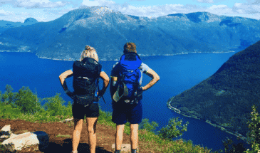 Randonneurs face à la vue sur les montagnes et les fjords